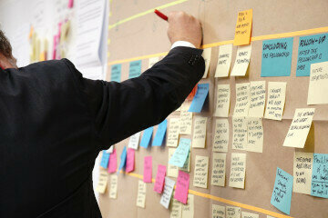 Projektleiter strukturiert Termine, Abhängigkeiten und Prioritäten als Grundlage für einen professionellen Bauzeitenplan im Bauprojekt
